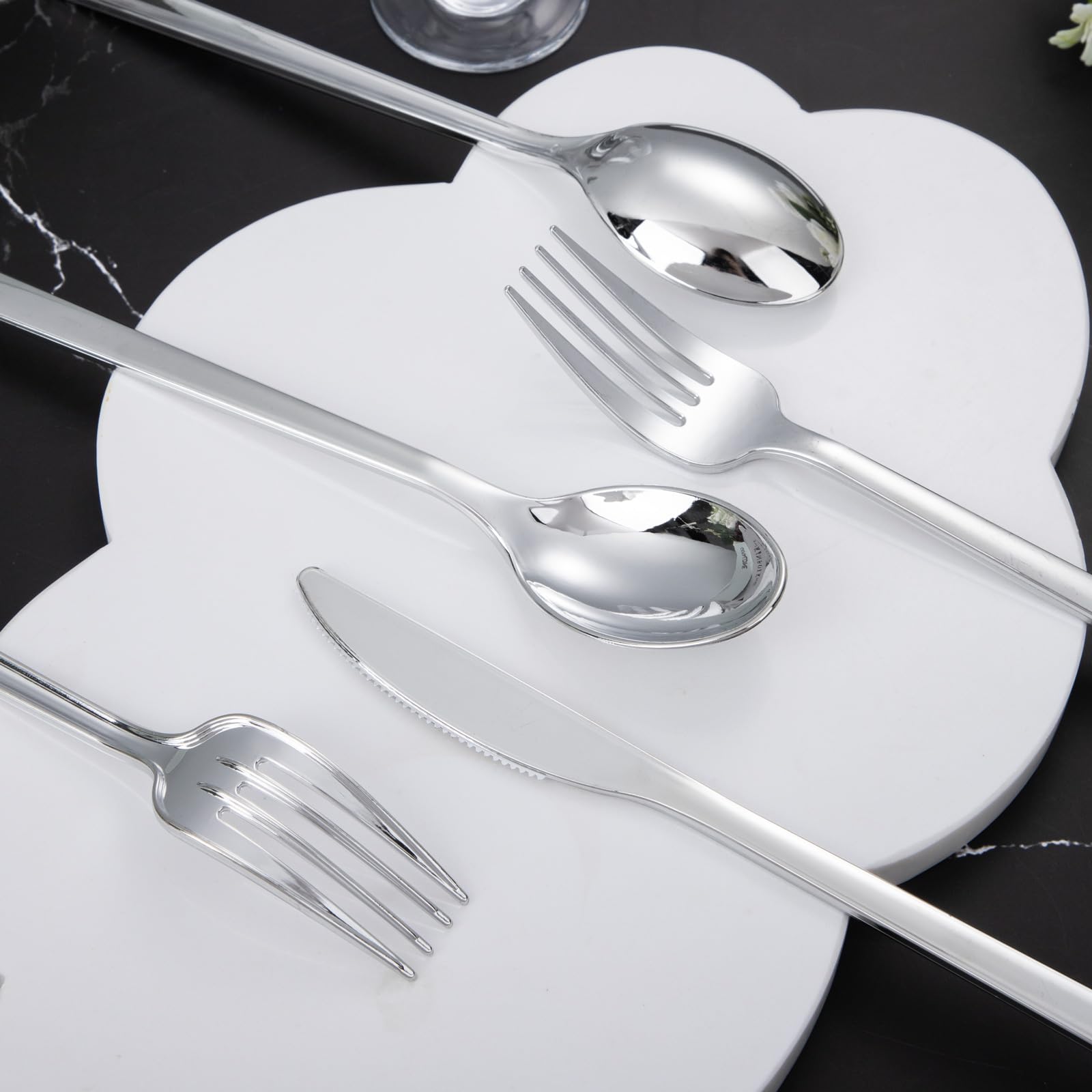 DaYammi 100Pcs Gold Plastic Spoons, Disposable Silverware, plastic Cutlery Heavy Duty Disposable Flatware Dinnerware Perfect for Dinner Parties, Gold disposable Spoons for Party Wedding Dinner