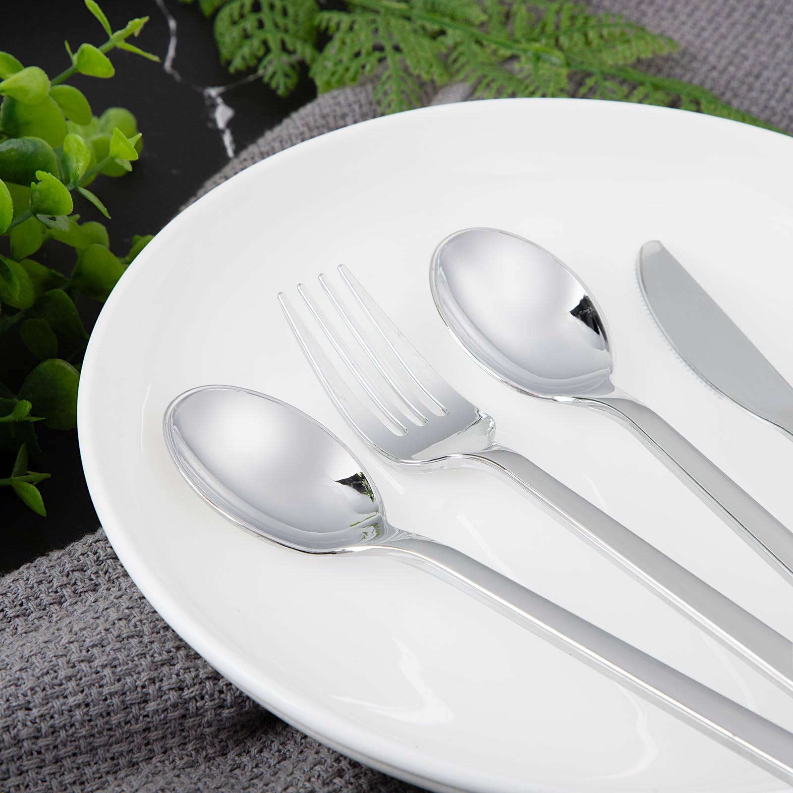 DaYammi 100Pcs Gold Plastic Spoons, Disposable Silverware, plastic Cutlery Heavy Duty Disposable Flatware Dinnerware Perfect for Dinner Parties, Gold disposable Spoons for Party Wedding Dinner